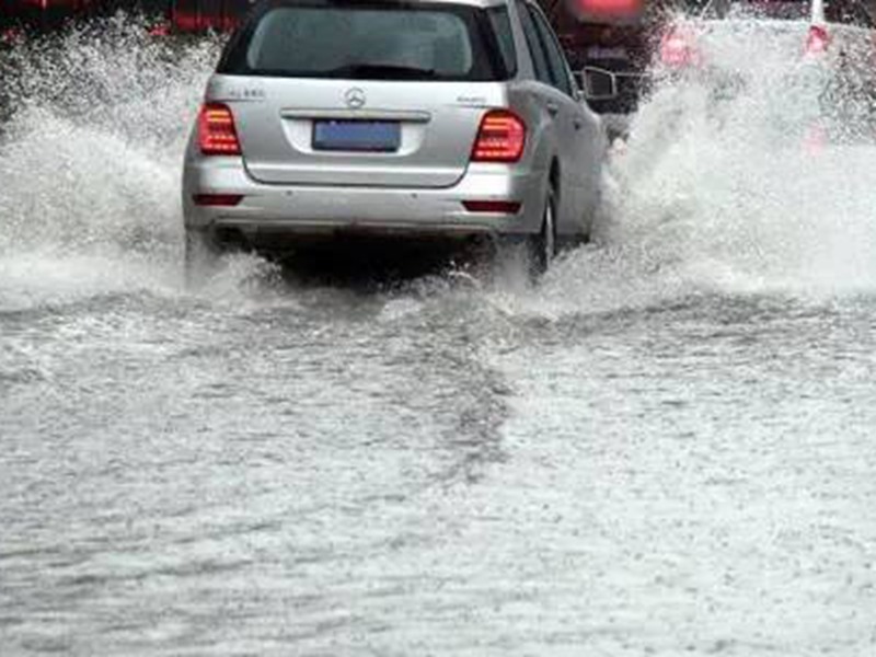 重庆市的暴雨导致路上成了小水池