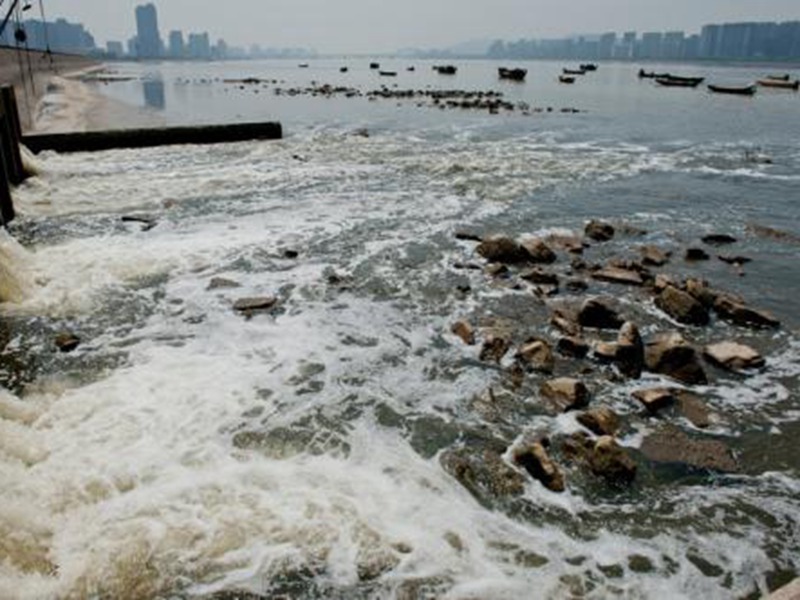 钱塘江遭到大量污水排入，江面周边大面积变黑