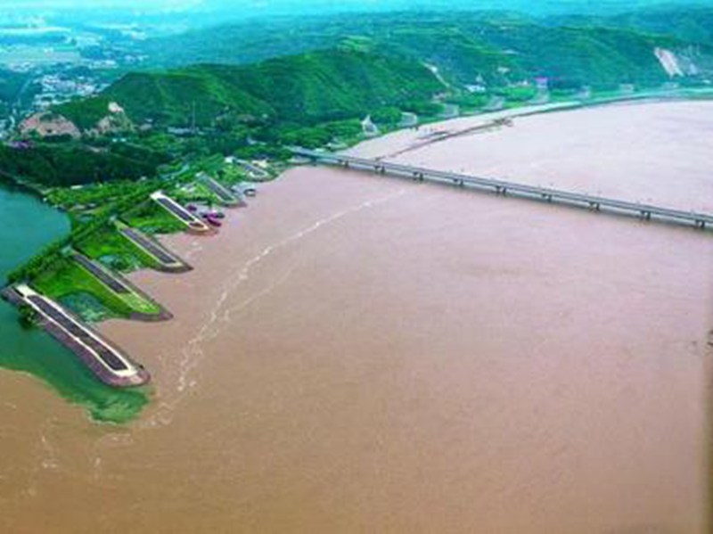 南通市一处污水处理厂每天排十万吨“红水”入长江